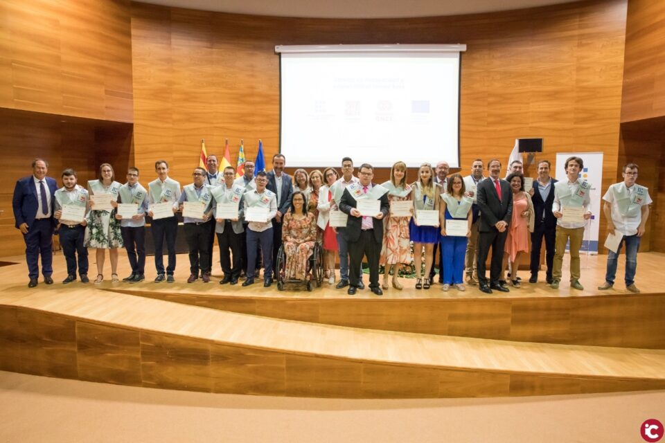 Jóvenes con discapacidad intelectual se gradúan por la Universidad Miguel Hernández en un curso de tareas auxiliares de oficina