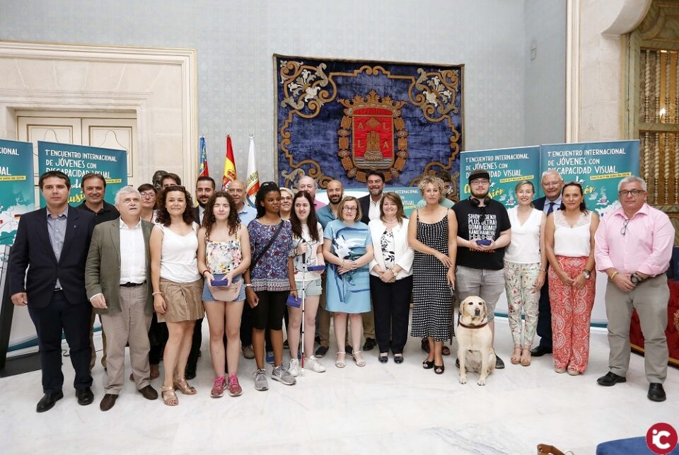 Luis Barcala presenta las nuevas tarjetas de visita de la Corporación que incorporan el lenguaje Braile