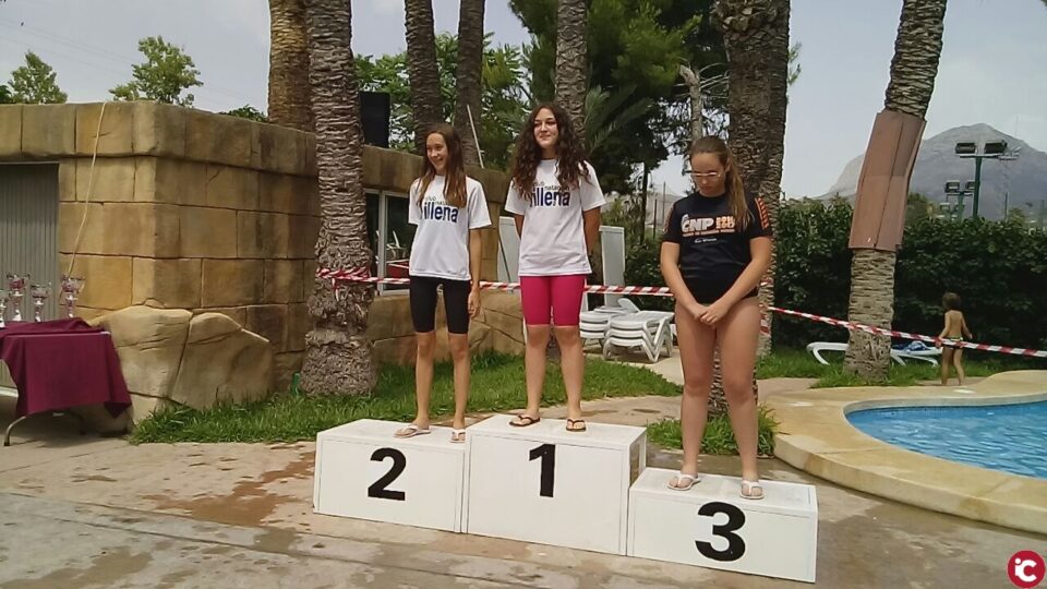 Irene Díaz e Irene Ferrándiz participan en el campeonato autonómico infantil de natación
