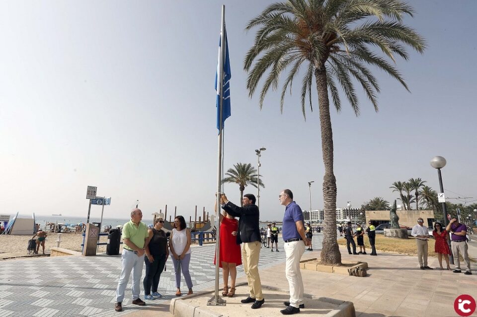 El alcalde reivindica la calidad de las playas de Alicante en el acto de izado de las Banderas Azules