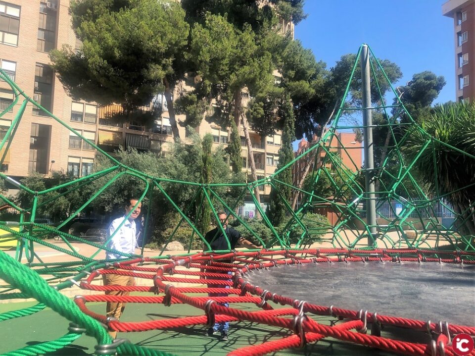 El Ayuntamiento de Elda completa la renovación de los nuevos juegos infantiles en varios parques de la ciudad