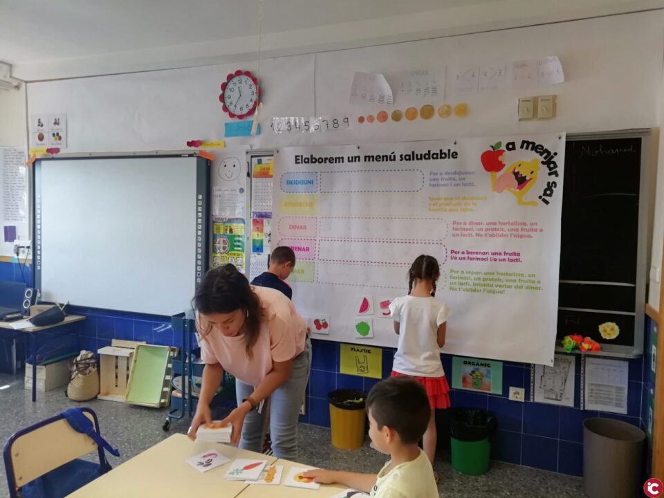 El nuevo plan A menjar sa! para fomentar el consumo de frutas y hortalizas y leche y productos lácteos ha llegado a más de 5.868 alumnos y alumnos de centros escolares del Medio Vinalopó