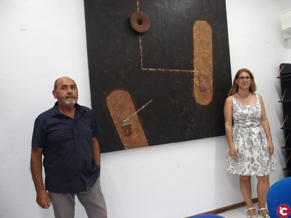 Paco Martínez Catalán dona un cuadro a la pinacoteca de la Casa de Cultura