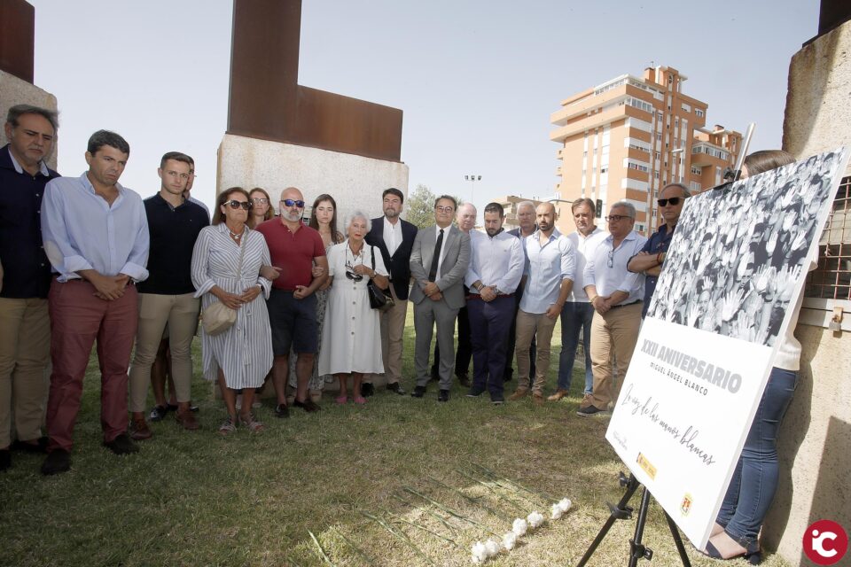 La Corporación municipal rinde homenaje a Miguel Ángel Blanco y las víctimas del terrorismo en el 22 aniversario del asesinato del concejal de Ermua
