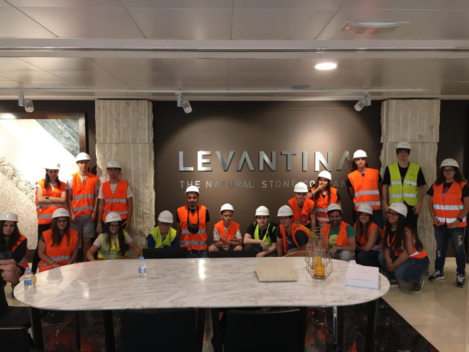 Un total de 20 jóvenes de Elda reorientan su futuro gracias al programa Jove Oportunitat