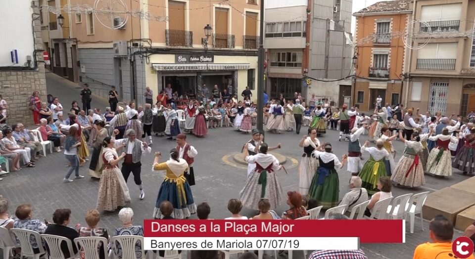 Dances a la Plaça Major de Banyeres de Mariola