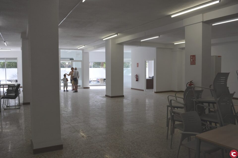El Ayuntamiento concluye las obra del nuevo Centro de Mayores Plaza América y Julia Llopis inspecciona con los vecinos las necesidades del equipamiento