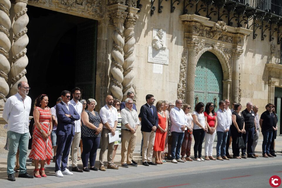 El Ayuntamiento se suma al minuto de silencio como muestra de condena y repulsa por el asesinato de una mujer en Elche