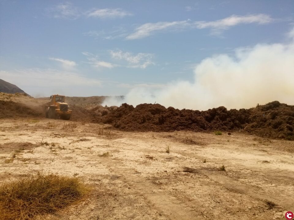 Un operativo con una veintena de bomberos del SPEIS trabajan en la extinción de un virulento y complicado incendio en una empresa de restos de poda de árboles en La Alcoraya