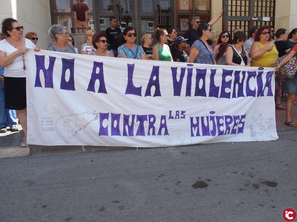 Concentración de repulsa frente al asesinato machista perpetrado en los últimos días en la ciudad de Calpe