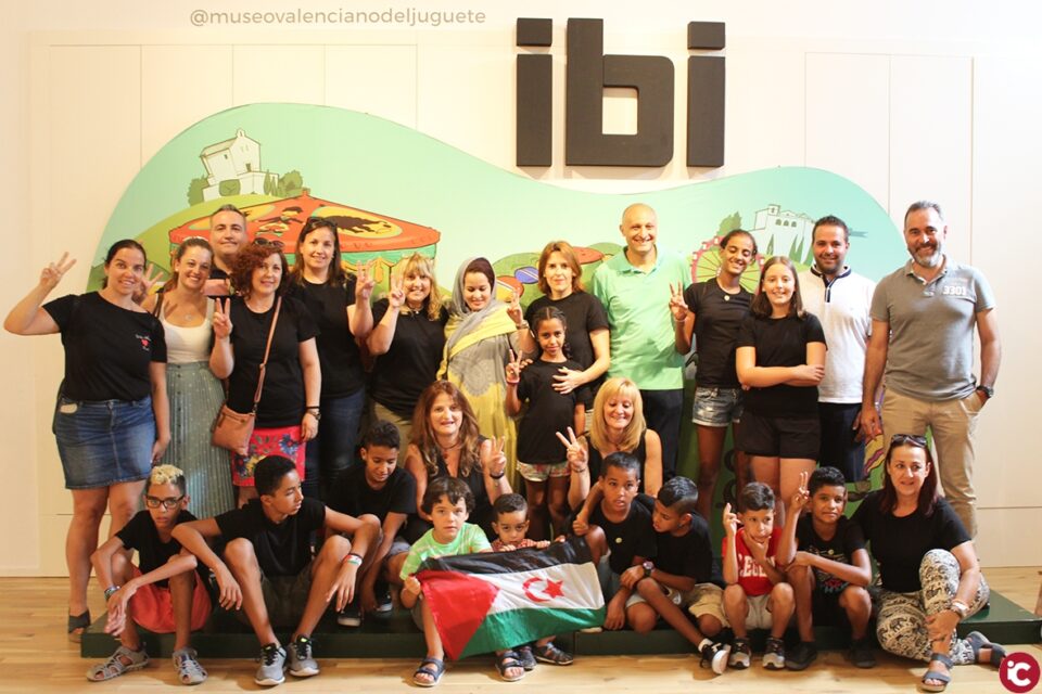 Bienvenida en Ibi a los niños y niñas saharauis que pasan el verano en la comarca