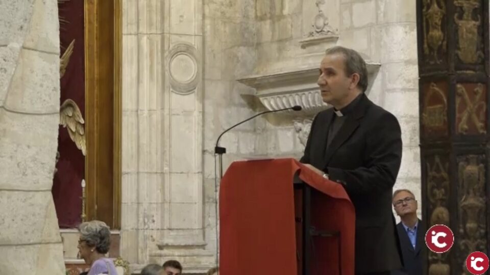 Ramón Martínez y la Coral Ambrosio Cotes reciben en un acto emotivo el "Santiago del Año"