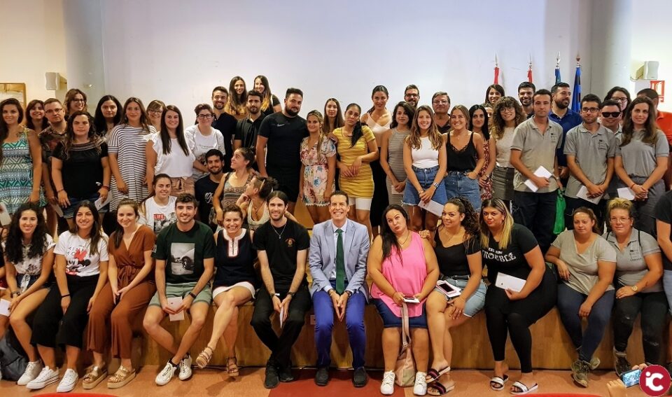 Rubén Alfaro agradece la labor de los más de 100 jóvenes de los programas Emcuju y Empuju que han trabajado en el Ayuntamiento