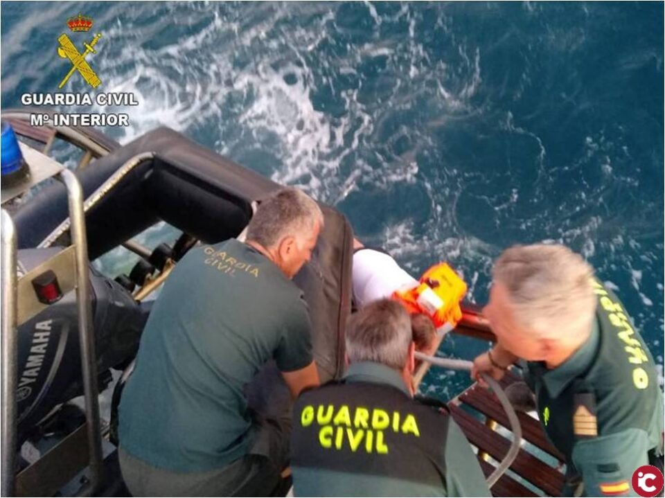 La Guardia Civil rescata en el mar a dos surfistas