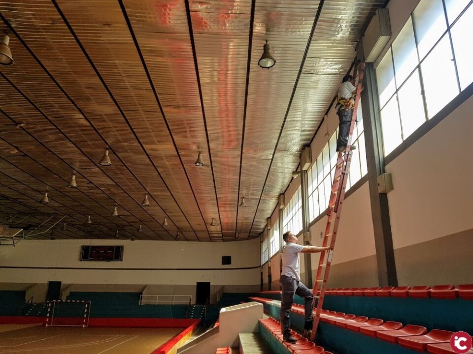 El Ayuntamiento de Elda comienza los trabajos de modernización de la iluminación del Pabellón Juan Carlos Verdú