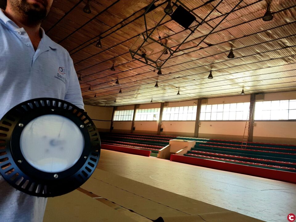 Instalan focos LED en el pabellón Juan Carlos Verdú Sáez