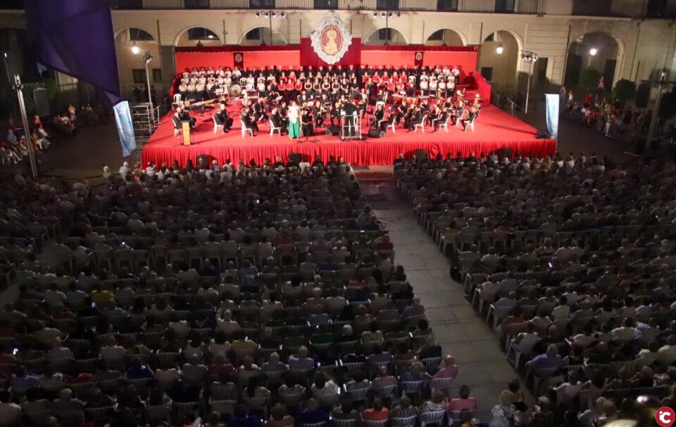 La Plaza del Ayuntamiento acoge la 107 edición de la Alborada en honor a la Virgen del Remedio