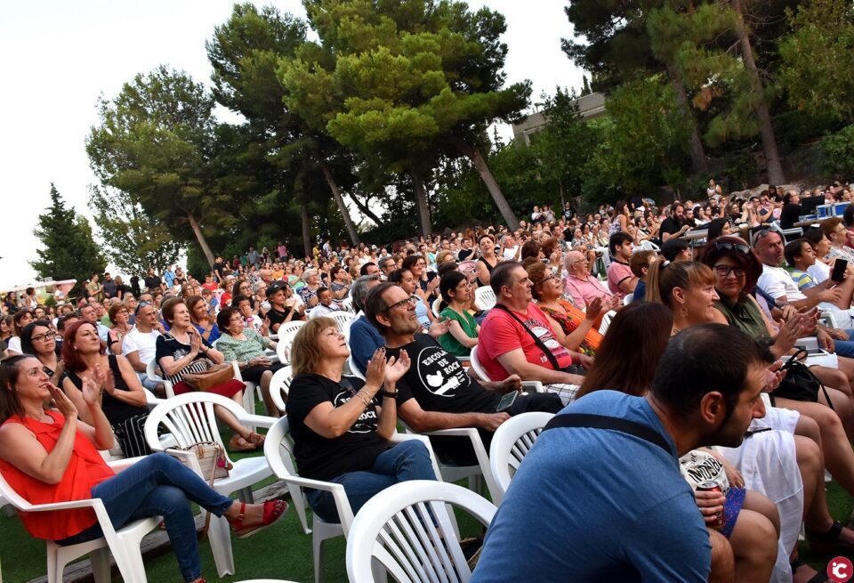 Los alumnos de la Escola de Rock de Xixona llenan el Barranc de la Font en el concierto de clausura del curso
