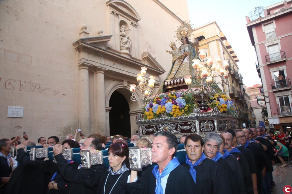 La interpretación de la "Salve a la Virgen del Remedio" cierra la Procesión de la Patrona de Alicante