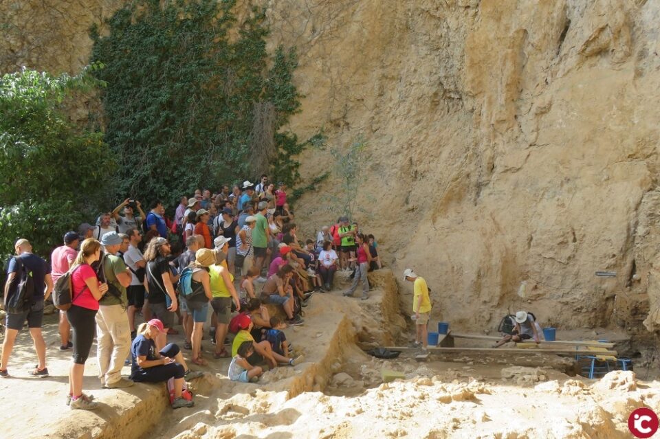 Prop de 250 persones participen en la portes obertes a les excavacions arqueològiques del Salt