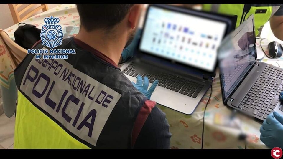 La Policía Nacional detiene a 24 personas por compartir pornografía infantil a través de una conocida red social. Uno de ellos de Villena