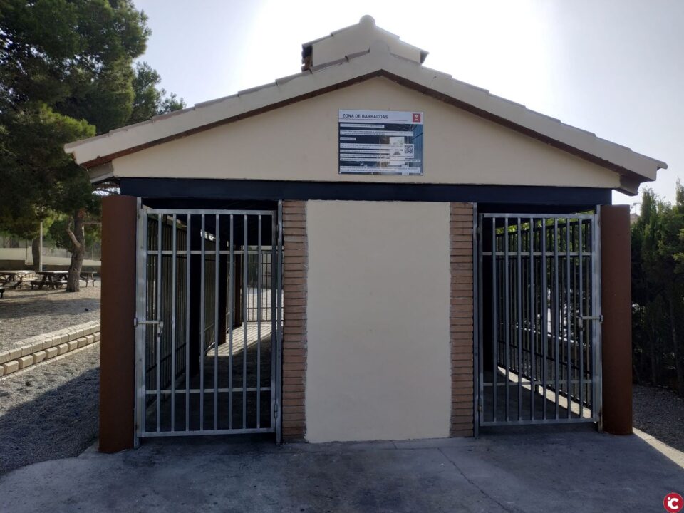 El Ayuntamiento de Elda adapta las barbacoas del Parque de San Crispín a la normativa de prevención de incendios