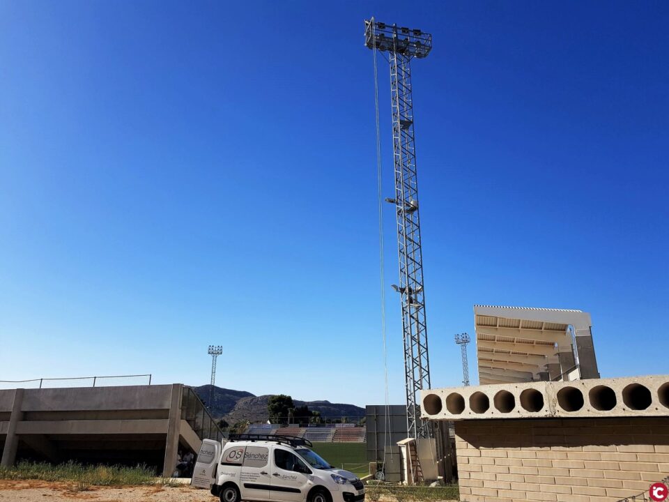 El Ayuntamiento de Elda inicia la renovación de la iluminación del Nuevo Pepico Amat con la colocación de 48 focos LED