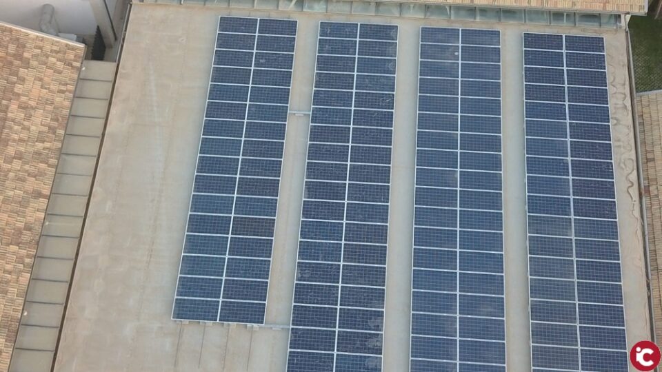 L'ajuntament finalitza una nova installació fotovoltaica en un edifici municipal
