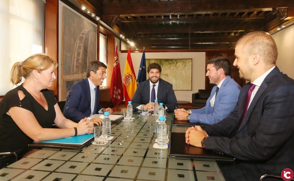 El presidente de la Diputación de Alicante se reúne con el presidente de la Región de Murcia para analizar la situación hídrica del sureste español