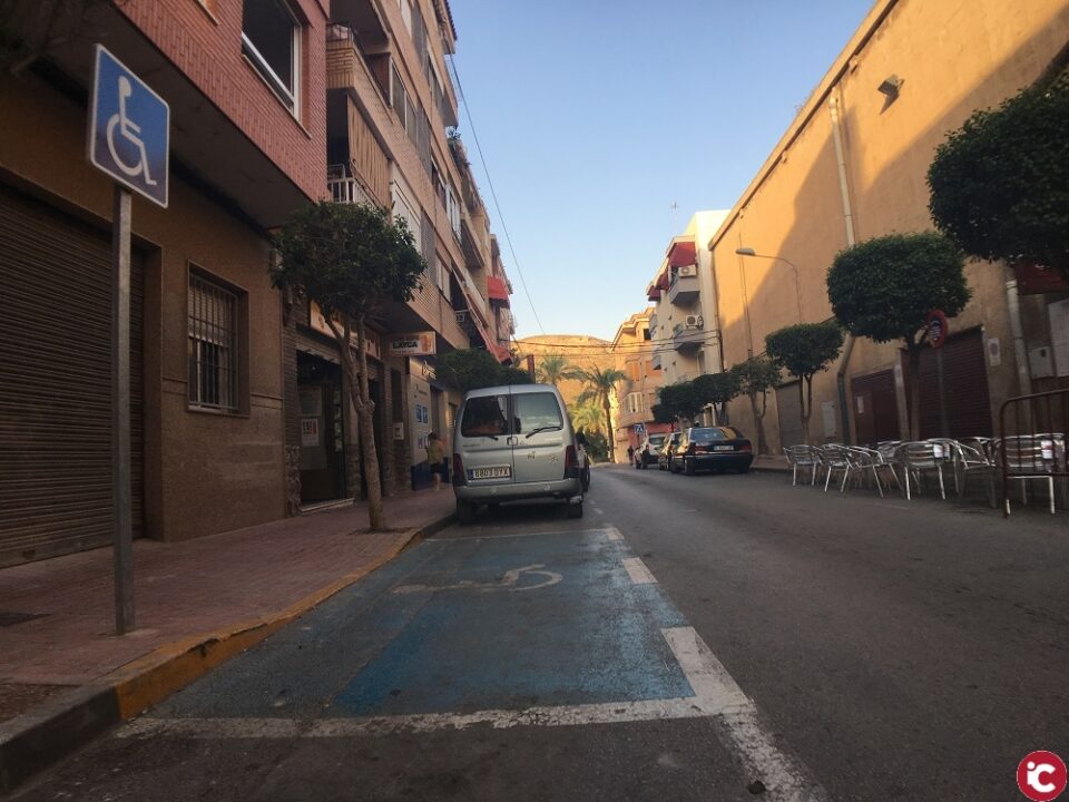 El Ayuntamiento de Agost crea aparcamientos para personas con movilidad reducida cerca de sus domicilios