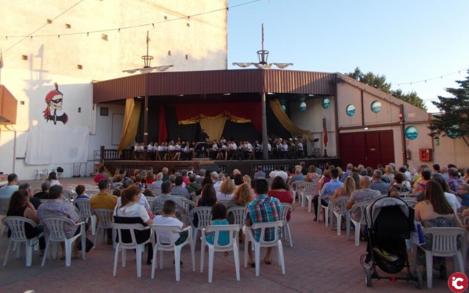 Buen concierto festero de la Sociedad a beneficio de la Asociación Desierto La Hamada