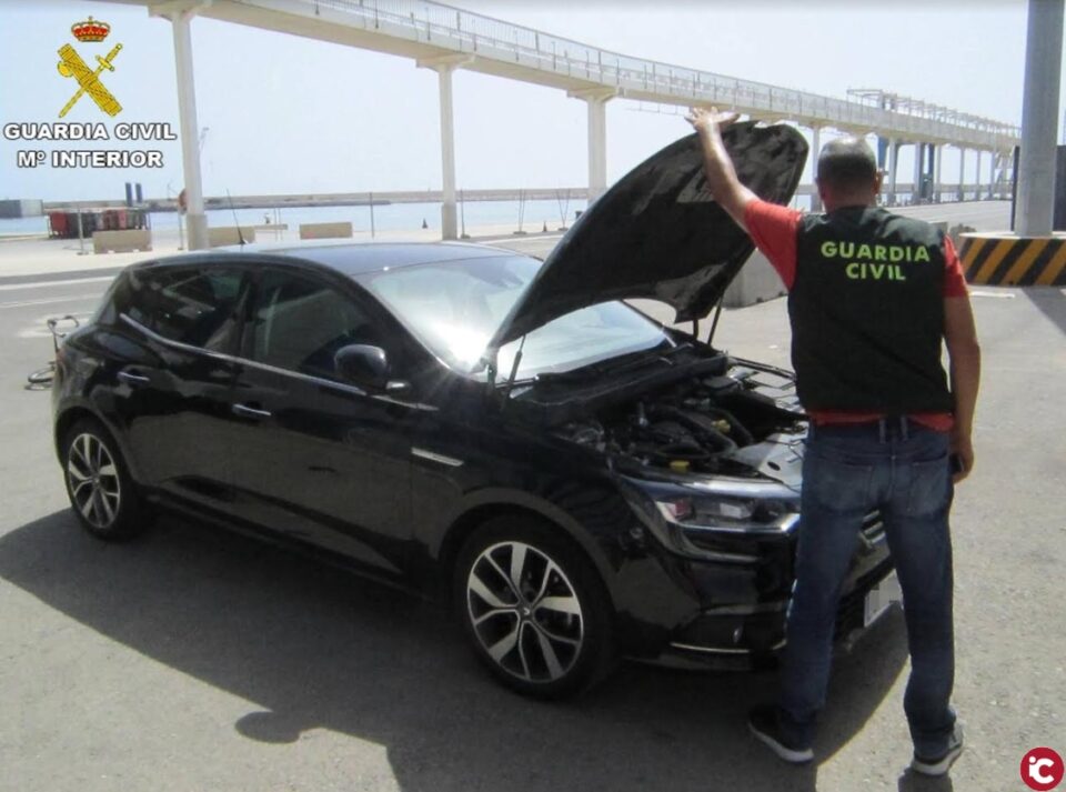 La Guardia Civil de Alicante recupera dos vehículos sustraídos a punto de ser embarcados con destino a Argelia