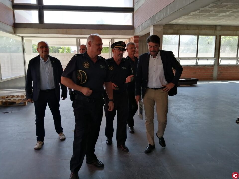El alcalde visita el edificio de la futura sede central de la Policía Local con el objetivo de que pueda estar operativo a medio mandato