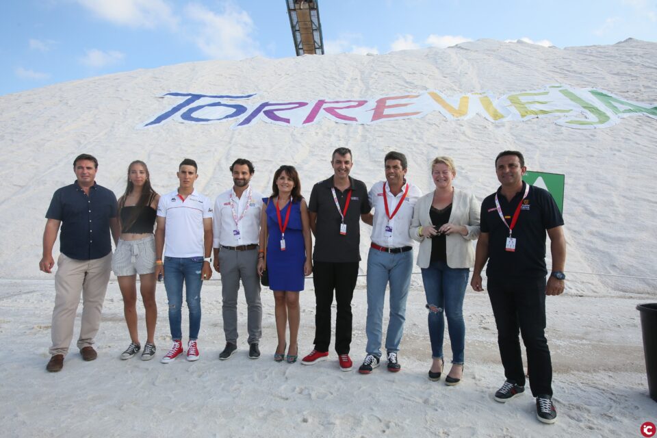 Miles de ciudadanos salen a la calle en Torrevieja para vivir el arranque oficial de La Vuelta 19