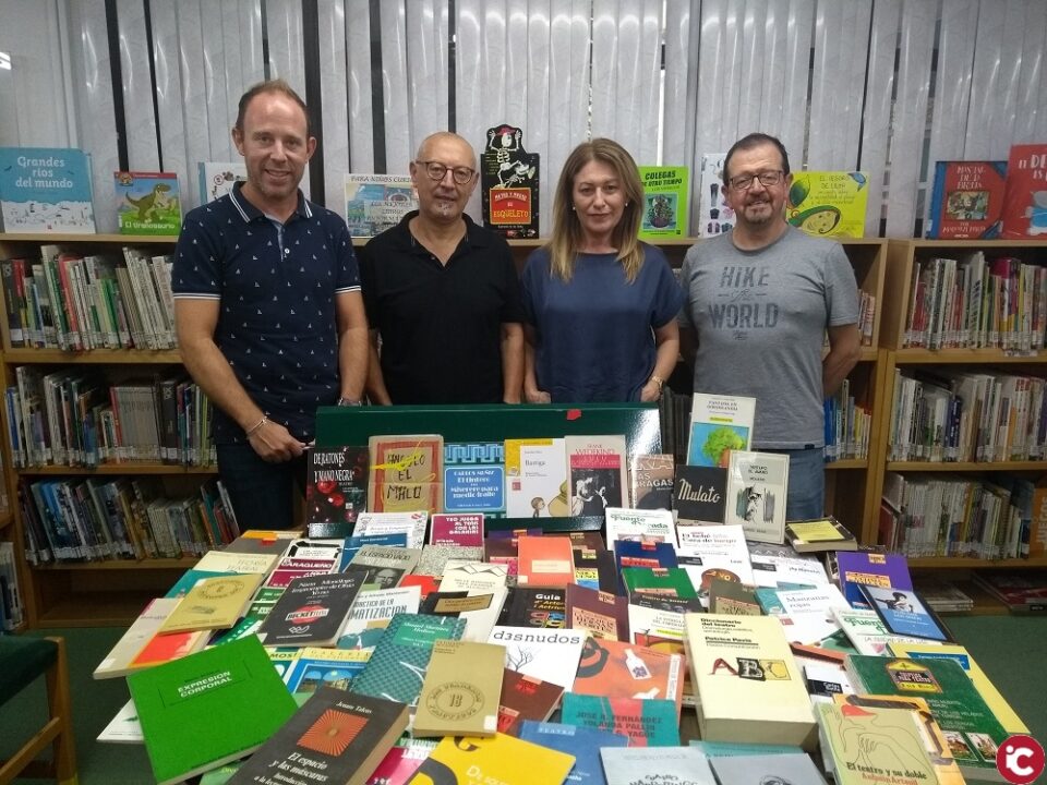 Las Bibliotecas de Villena reciben una donación de libros de Caricato Teatro