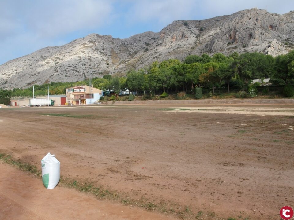 Se han iniciado los trabajos de resiembra en el campo de césped del Polideportivo Municipal