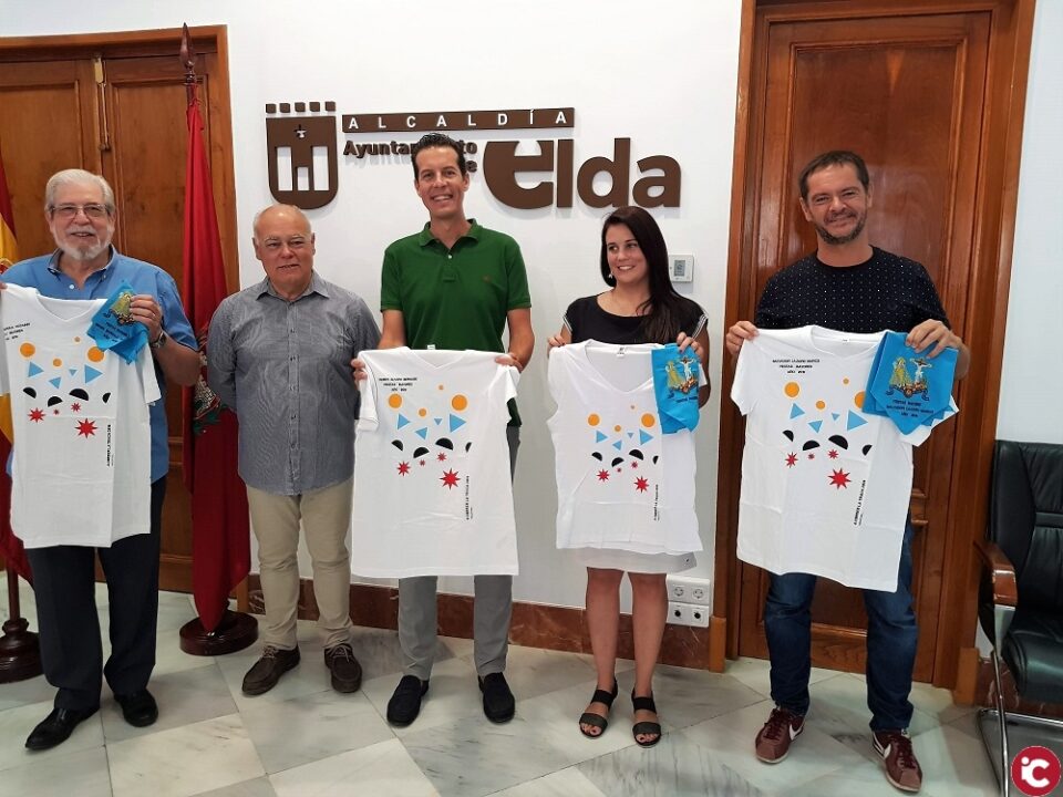 El alcalde de Elda y el pregonero de las Fiestas Mayores reciben su camiseta y pañuelo personalizados para correr la traca