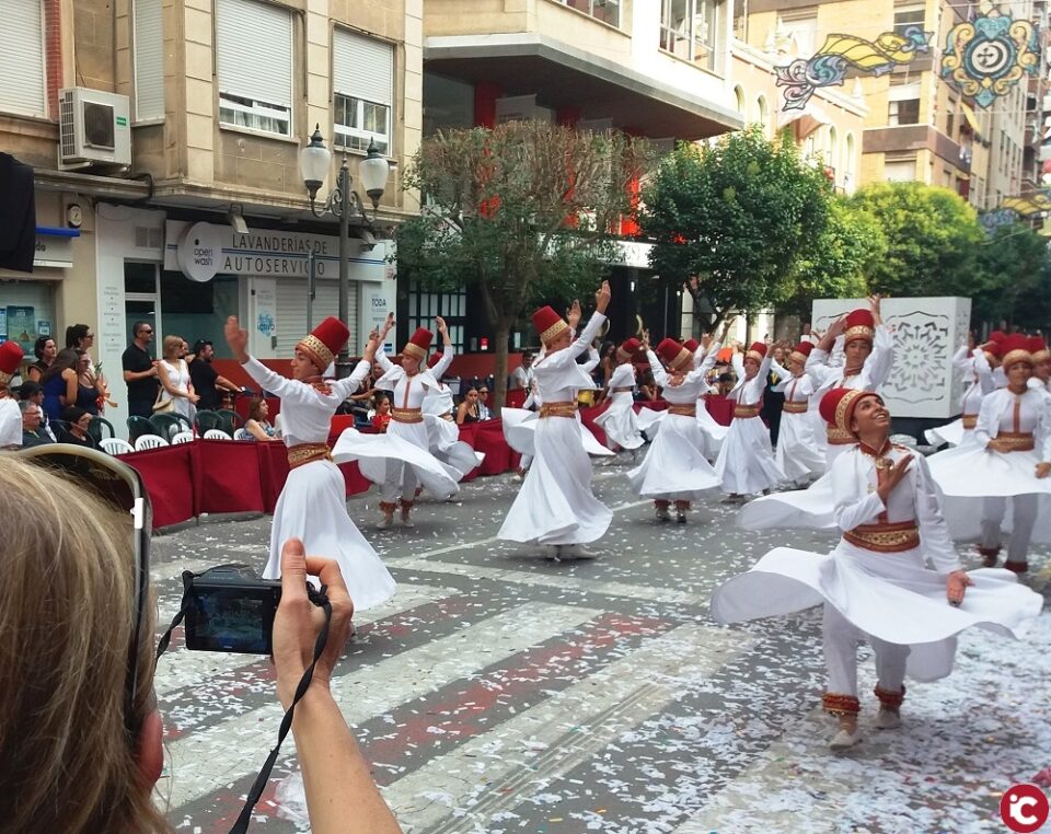 Periodistas armenios y alemanes descubren las tradiciones festivas de la Costa Blanca