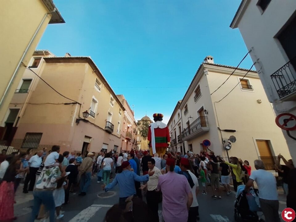 La Mahoma arriba a Biar envoltada de menuts i grans.