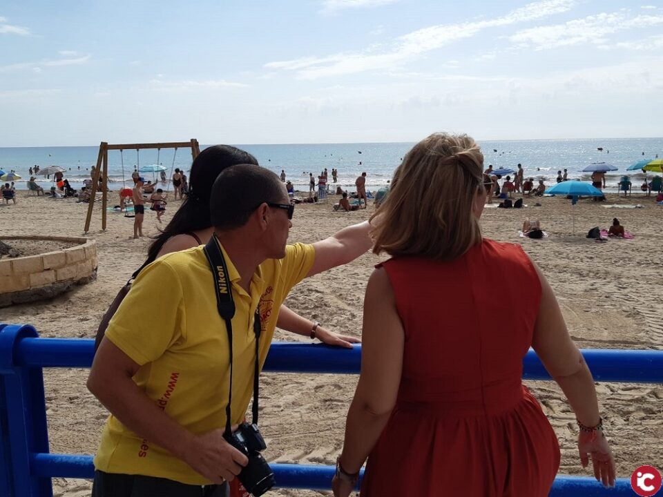 La playa del Postiguet se convierte en el escenario de un simulacro de rescate