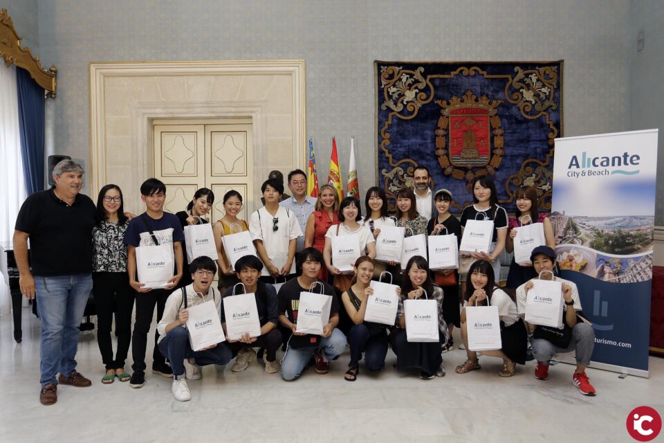 Recepción en el Ayuntamiento de Alicante a un grupo de estudiantes de la universidad Meiji Gakuin de Japón