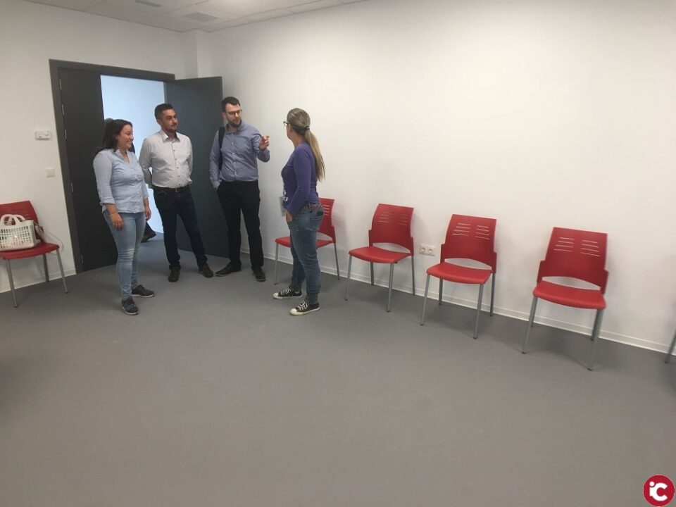 El Ayuntamiento cede una sala del Espai Blan a la asociación Apanah para atención socioeducativa a sus usuarios de Petrer