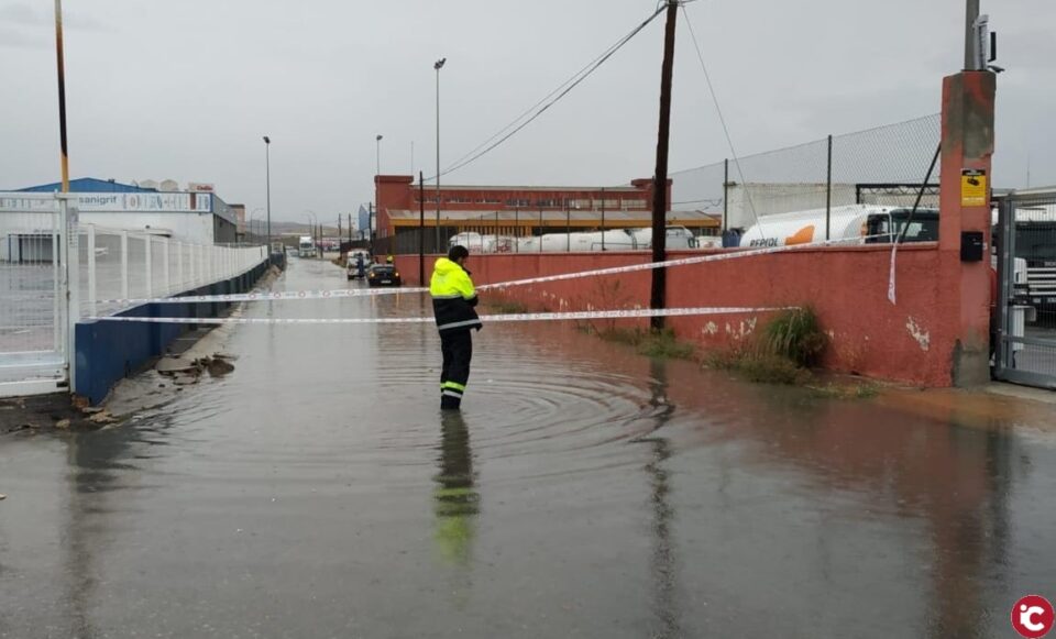 La Policía Local de Alicante y los bomberos del SPEIS rescataron a seis personas atrapadas por las lluvias y realizan más de un centenar de intervenciones