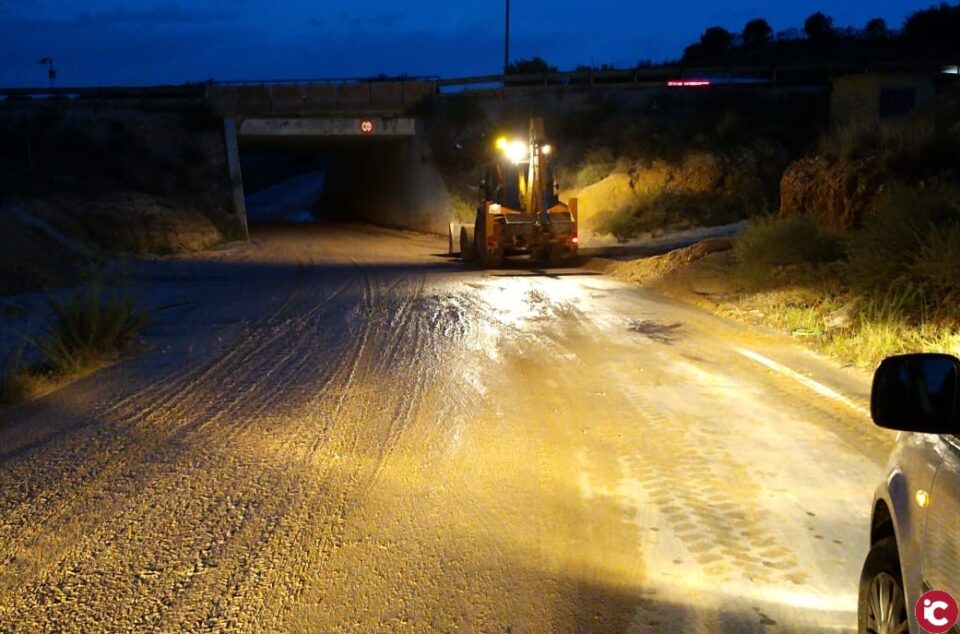 Los servicios de limpieza retiran más de ocho toneladas de barro de pasos inferiores y otros espacios afectados por las lluvias