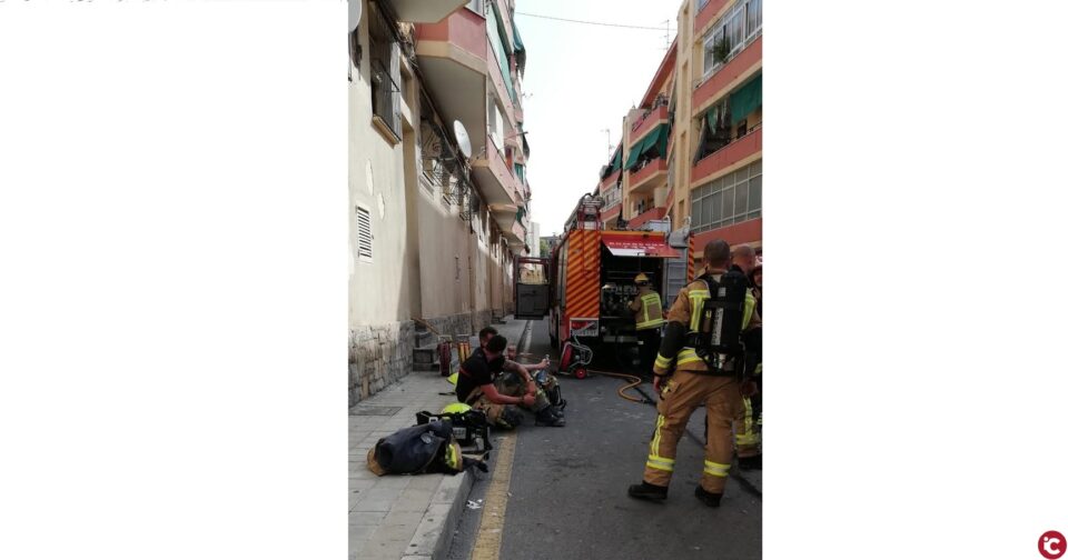 Los bomberos del SPEIS extinguen un virulento incendio en Virgen del Remedio con un rescate de tres personas