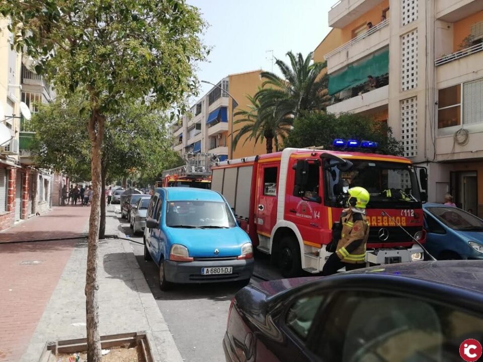 Los bomberos del SPEIS extinguen con rapidez un incendio en una vivienda en la zona norte sin heridos