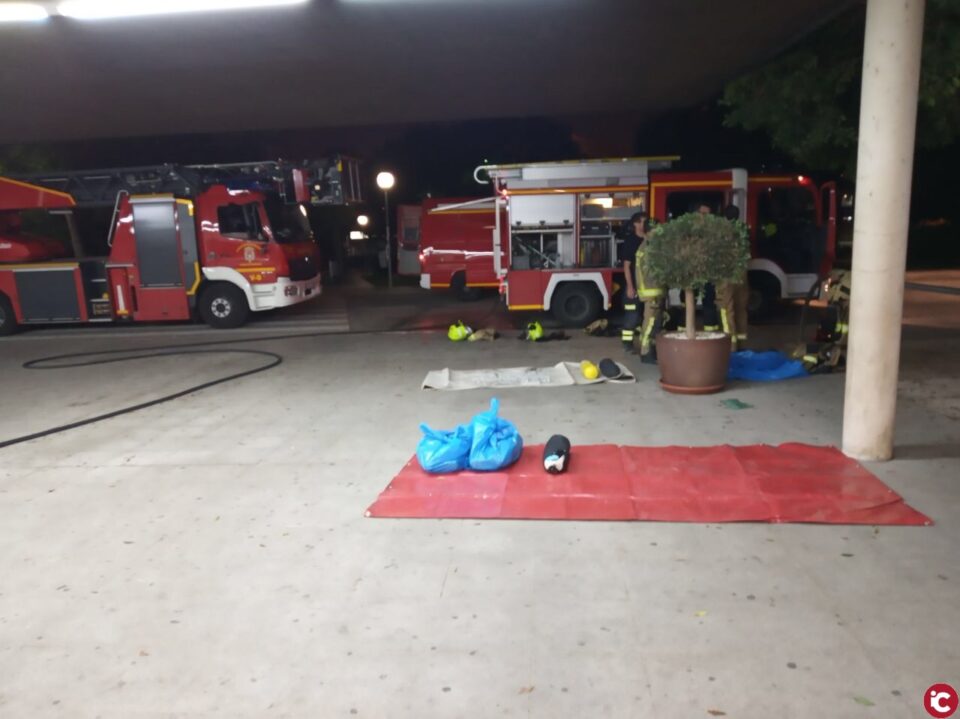 Los bomberos del SPEIS controlan y extinguen un incendio en la segunda planta del Hospital General de Alicante de madrugada