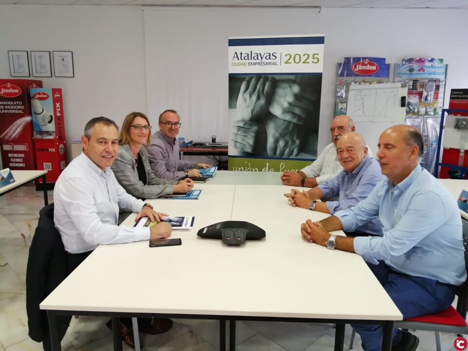 De España anuncia 600.000 euros para mejora viaria y de aparcamientos en el Polígono de Atalayas mientras se trabaja en su ampliación