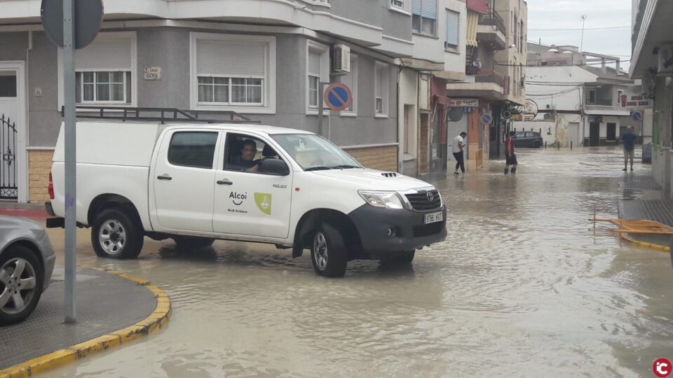 Alcoi collabora amb la Vega Baixa per a ajudar a solucionar els efectes del temporal
