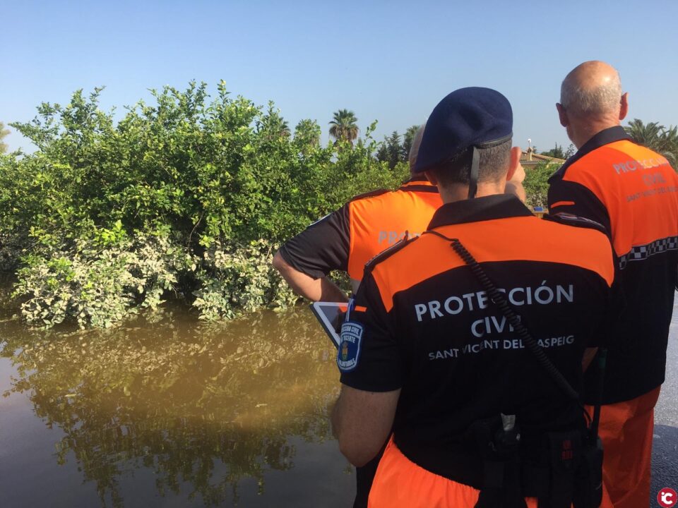 Cinco voluntarios de Protección Civil San Vicente colaboran en Dolores y Catral tras el paso de la DANA
